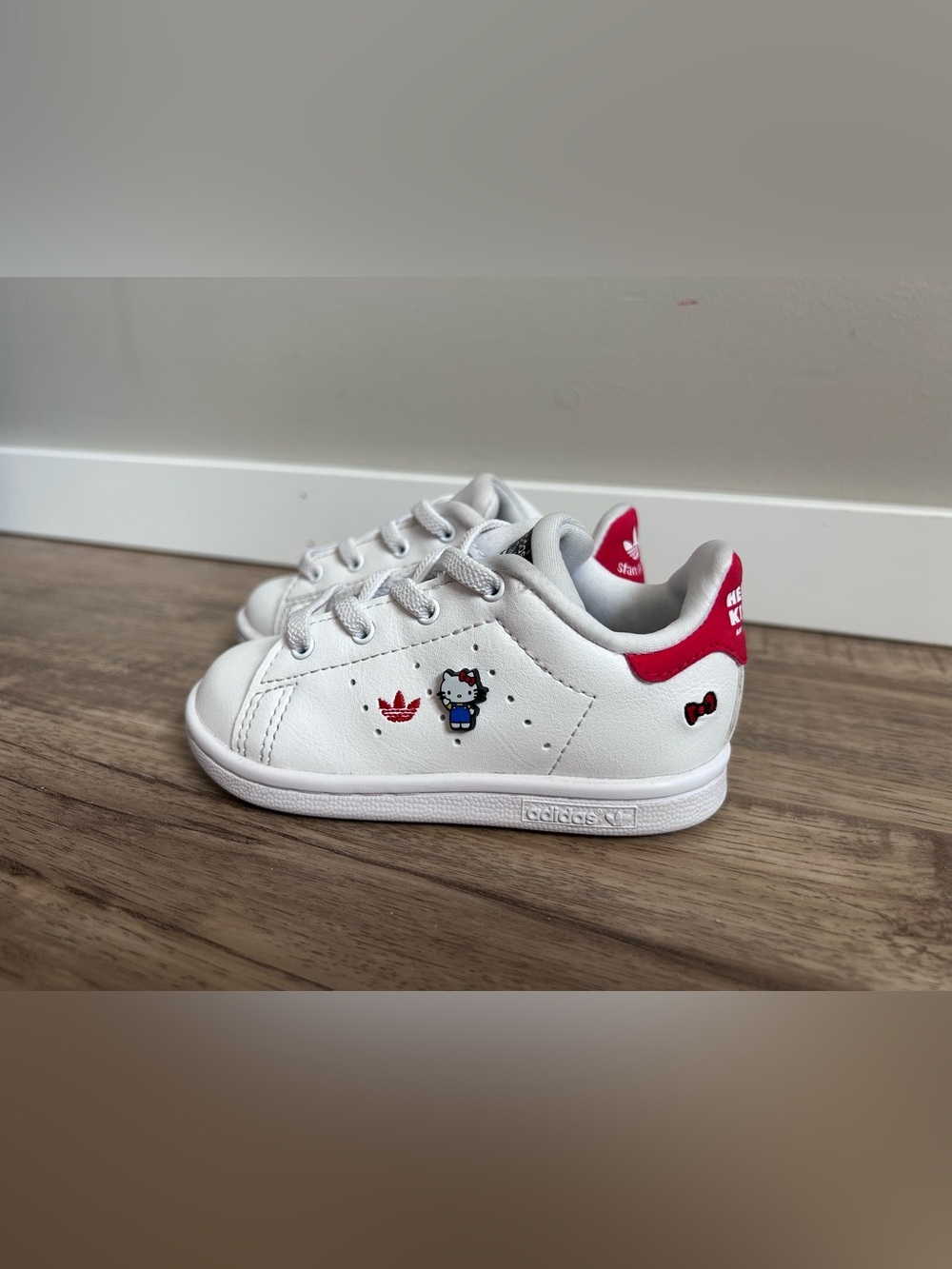 Adidas Stan Smith toddler sneakers Hello Kitty "Friends Forever" collaboration